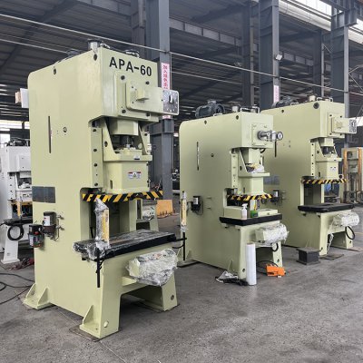 高精密冲床车间